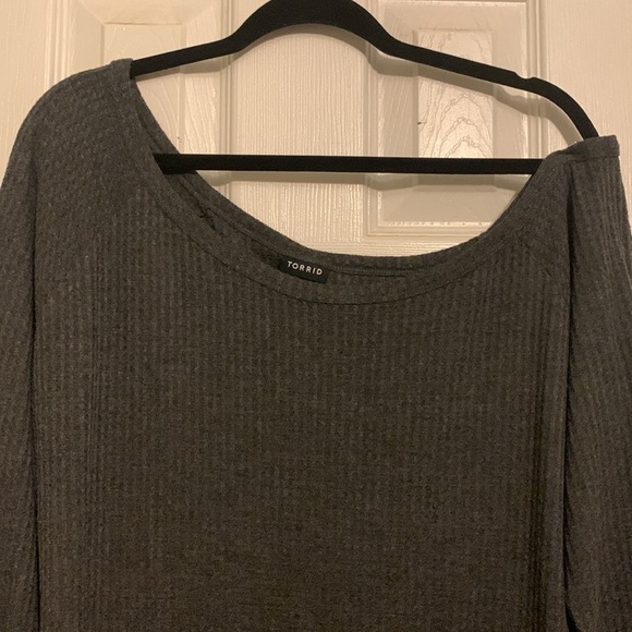 Torrid Gray Off One Shoulder Blouse Size 2 - Picture 2 of 8